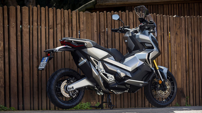 Vue lat&eacute;rale de trois quarts arri&egrave;re du Crossover Honda&nbsp;X-ADV.