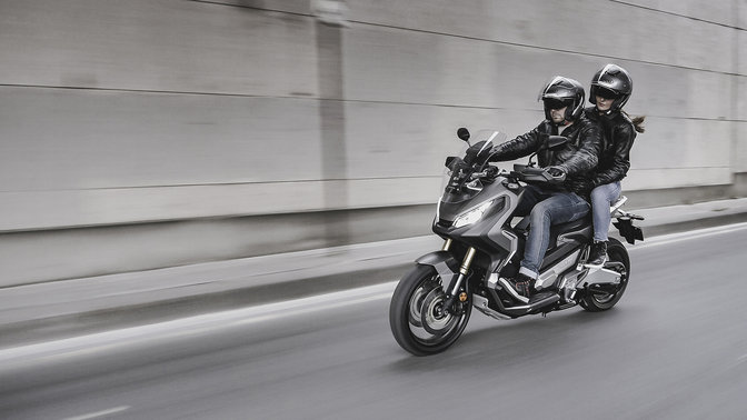 Vue lat&eacute;rale du Honda&nbsp;X-ADV, avec pilote.