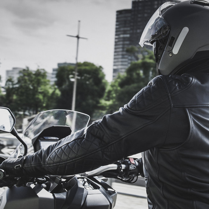 Vue de trois quarts arri&egrave;re du Honda&nbsp;X-ADV, avec pilote.