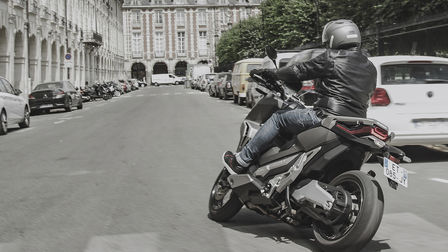 Vue de trois quarts face du Honda&nbsp;X-ADV, avec pilote.