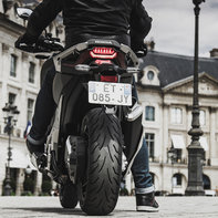 Vue arri&egrave;re du Honda&nbsp;X-ADV, avec pilote.