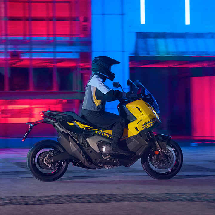 X-ADV édition spéciale vue de profil avec le pilote en zone urbaine