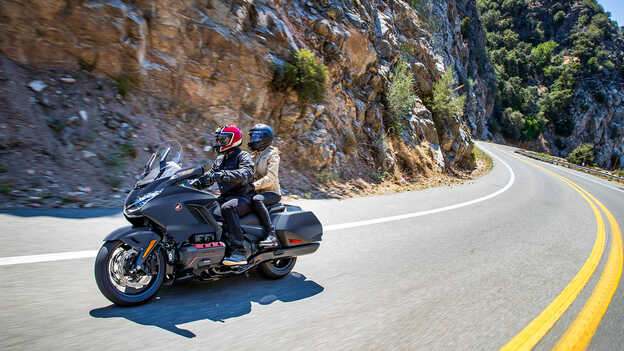 Prise de vue latérale de la Gold Wing en mouvement avec motard