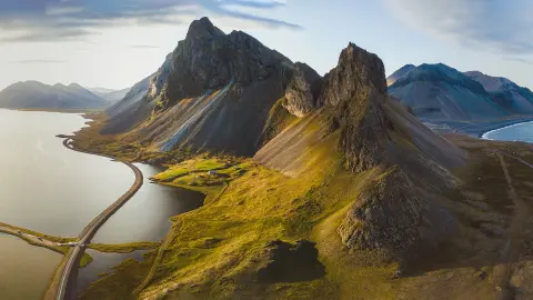 Route panoramique en Islande, sublime panorama aérien de paysages naturels, de montagnes et de la côte au coucher du soleil