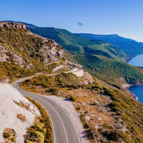 Route panoramique d’Alghero à Bosa dans le nord de la Sardaigne, l’idéal pour des vacances en moto