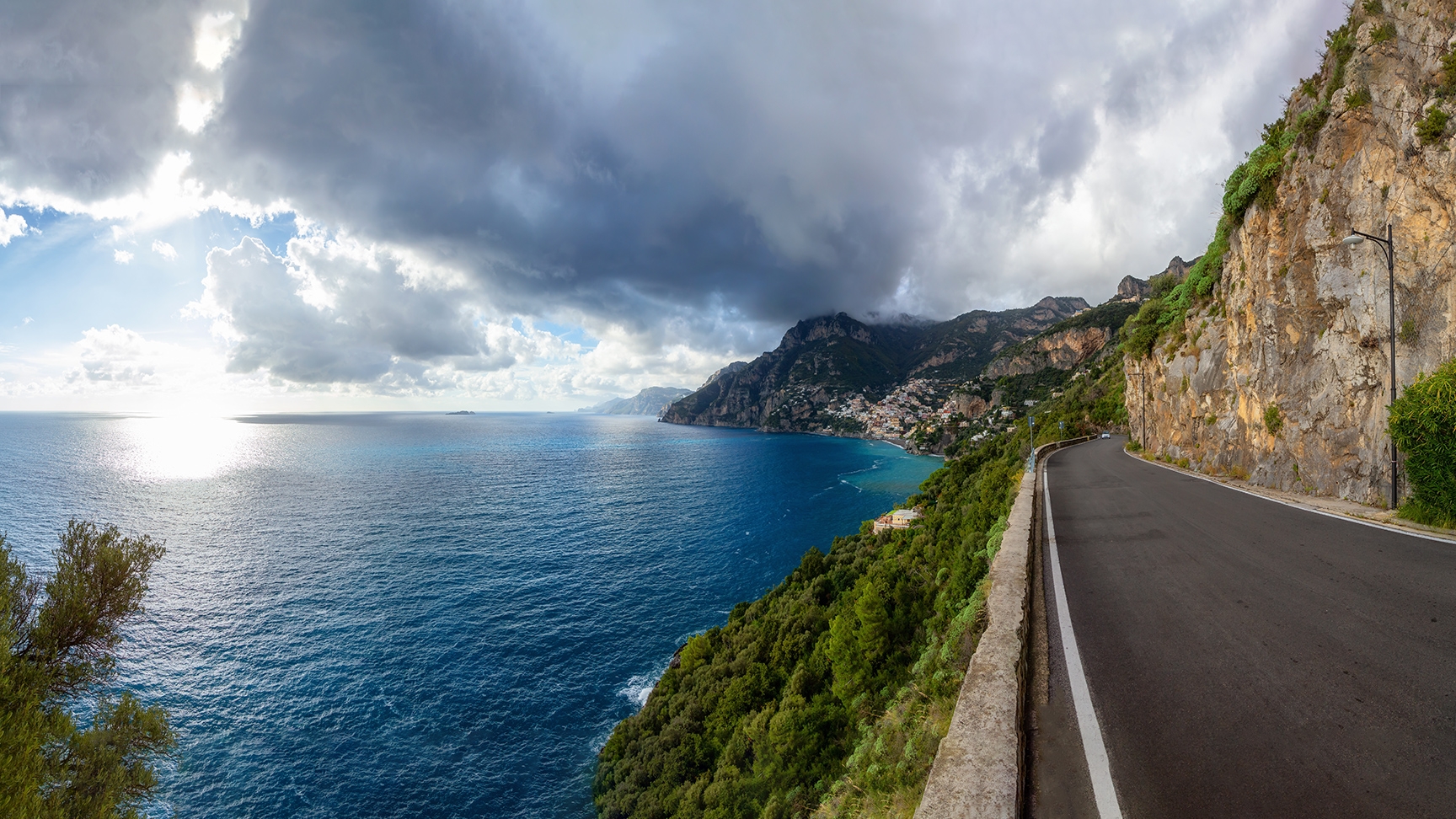 Route panoramique sur falaises rocheuses et paysage de montagne au bord de la mer Tyrrhénienne. Côte Amalfitaine, Positano, Italie. Voyage riche en émotions. Vue panoramique