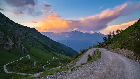 Route entre les montagnes des Alpes, Klosters-Serneus, Davos, Grisons Suisse