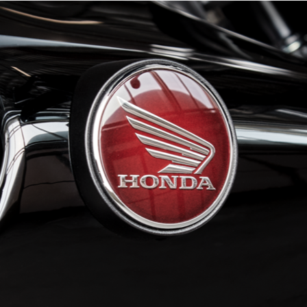 Moto Honda utilisée par un démonstrateur, vue de face. Photo en situation.