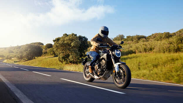 Mannequin sur une moto circulant sur piste de course.