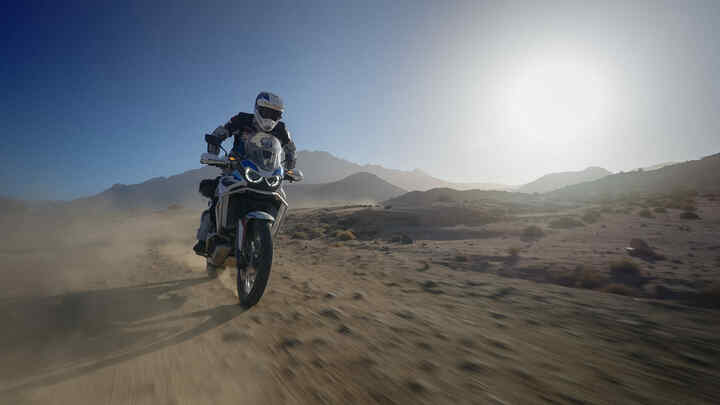 Pilote HAR au Maroc sur un terrain poussiéreux.