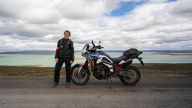 Vanessa Ruck se tenant debout à côté de l’Africa Twin. 