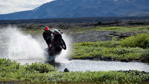 Kiran Mirabet sur l’Africa Twin dans l’eau. 