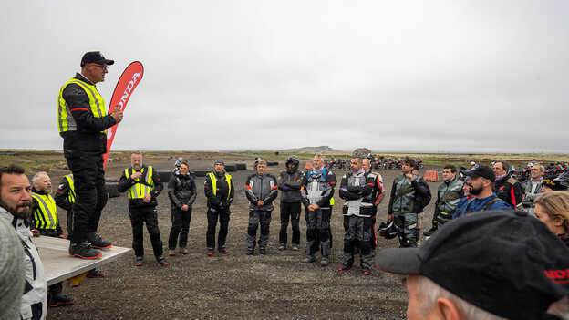 Dave Thope avec un groupe de motards. 