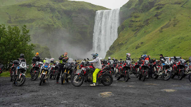 Les motards de Honda Adventure Roads célèbrent la fin de leur voyage.
