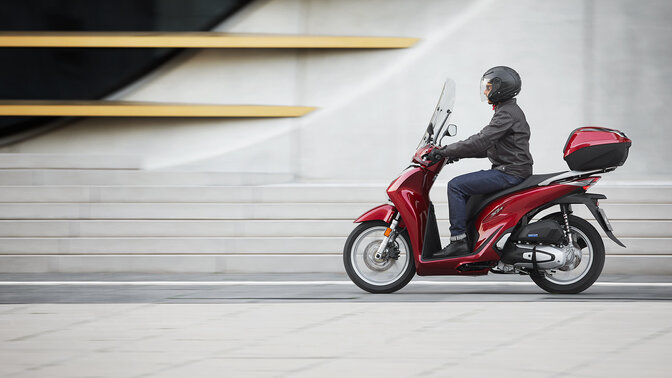 Honda SH125i en mouvement sur place