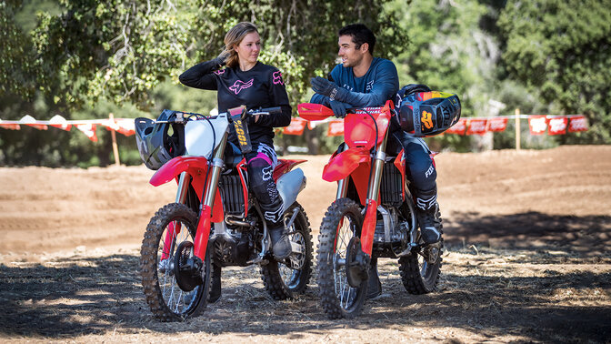 Honda CRF450RX et CRF450R statiques avec pilotes