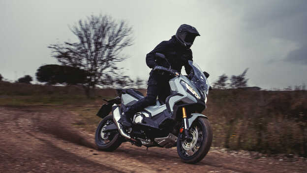 Prise de vue dynamique du X-ADV avec motard