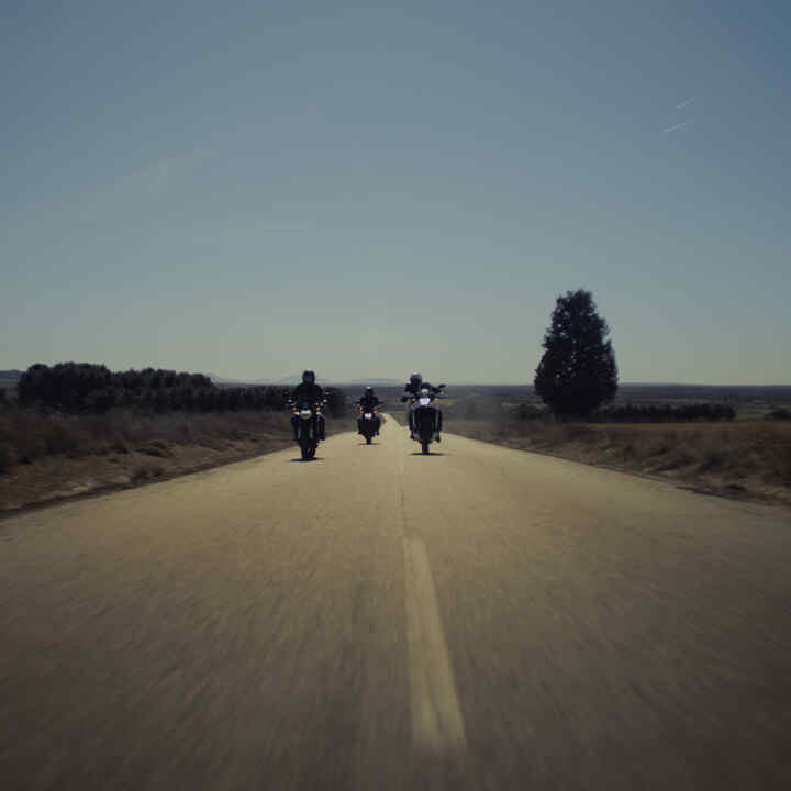 Simple campagne de marque illustrant une route avec trois motards