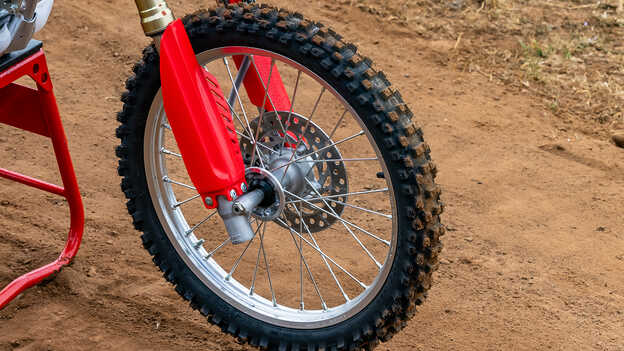 Disques de frein simples de 220 mm à l'avant et de 190 mm à l'arrière