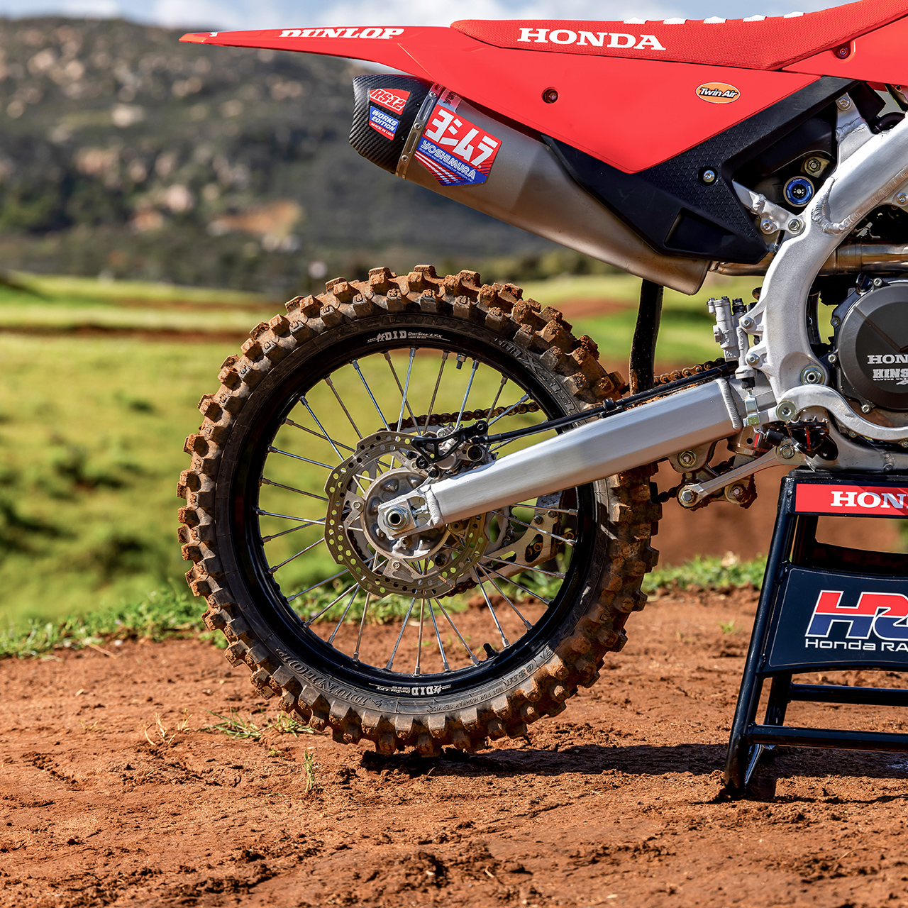 CRF450R sur circuit avec un pilote de motocross