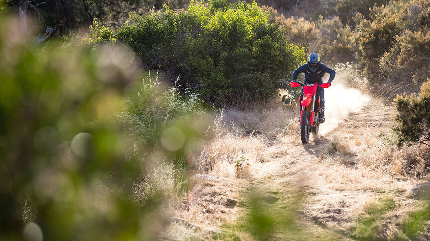 Une Honda CRF450RX sur un sentier hors route.