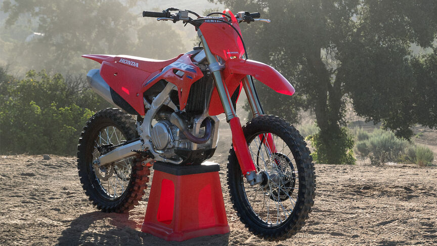Une Honda CRF450RX sur un sentier hors route.