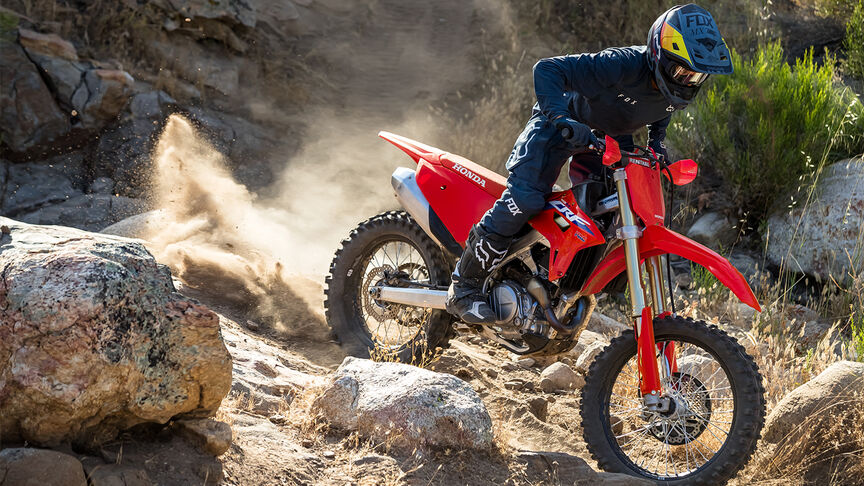 Une Honda CRF450RX sur un sentier hors route.