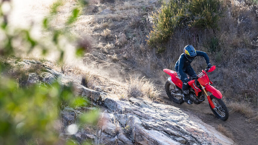 Une Honda CRF450RX sur un sentier hors route.