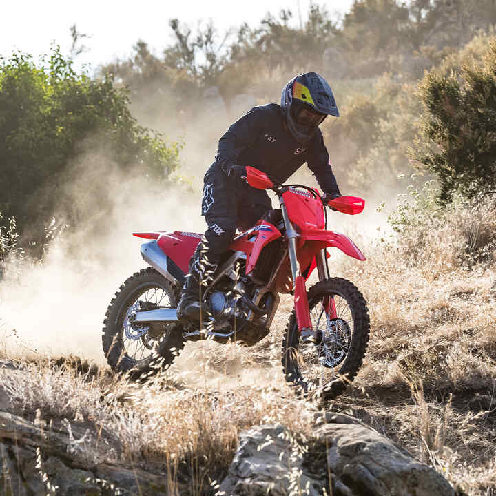 Honda CRF450RX en mouvement sur piste off road.
