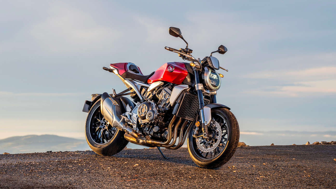 Vue de trois quarts côté droit et statique de la CB1000R rouge, au sommet d’une montagne