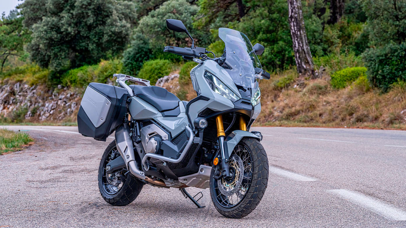 Vue de trois quarts côté droit et statique de la Honda, X-ADV, sur la route