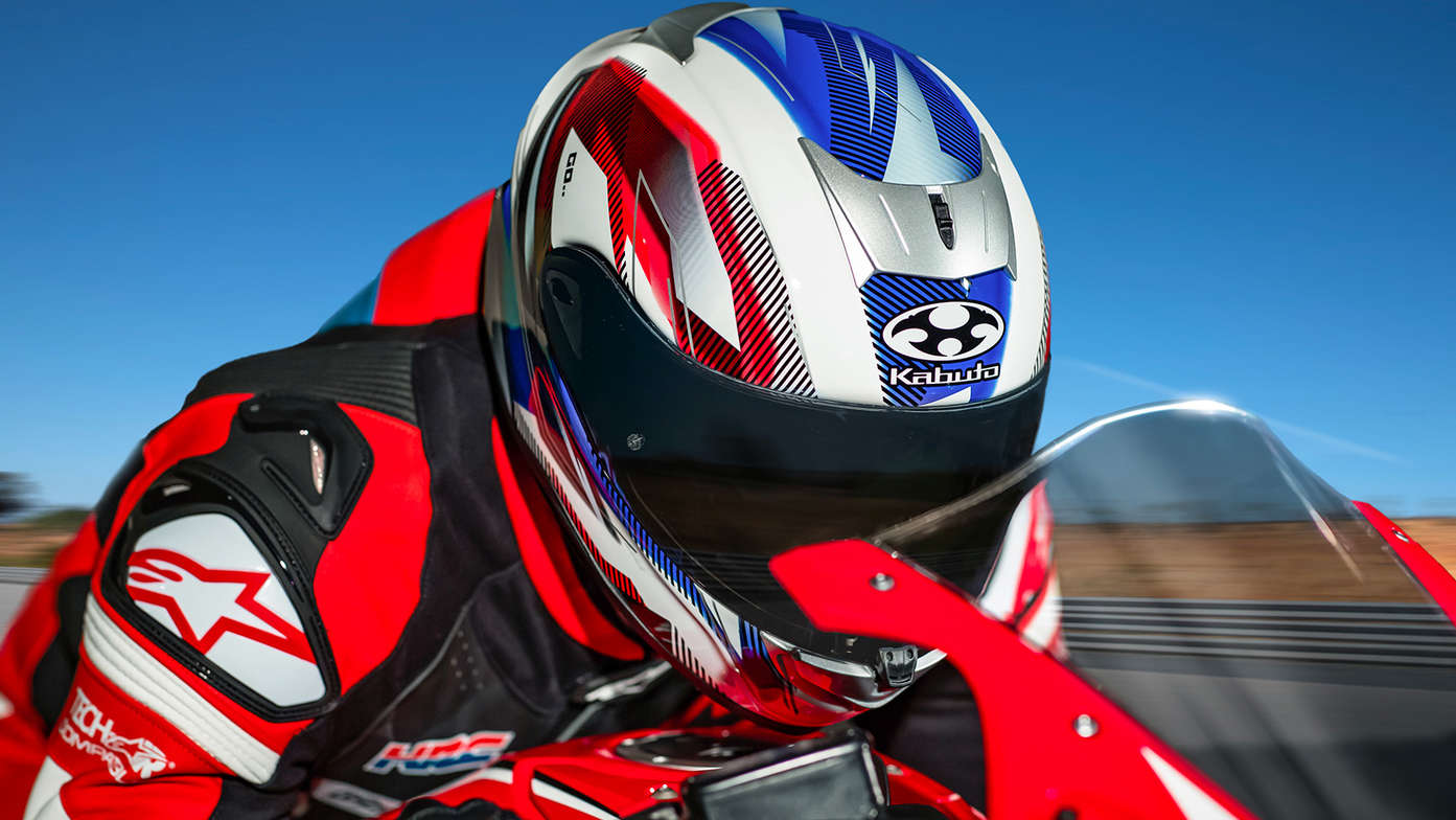 Casque Honda Kabuto, Aeroblade V - Go - Superposé, vue de trois quarts avant droit, zoom sur la tête d'un motard