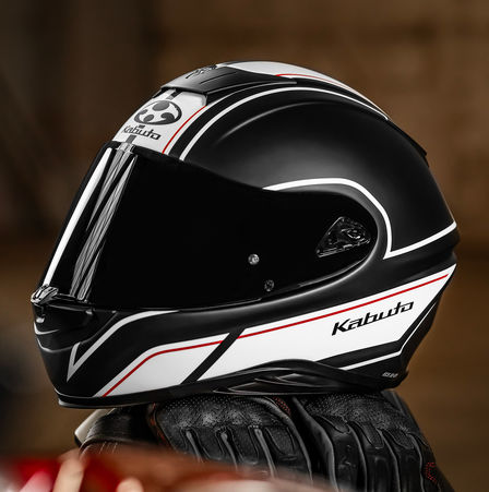 Casque Honda Kabuto, Aeroblade V - Smart Flat Black White, côté gauche, posé sur la selle d'une moto