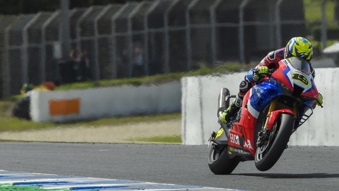 Vue de trois quarts avant de la Honda Fireblade pendant une course WSBK.