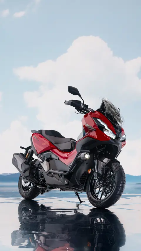 Vue latérale du Honda ADV350 dans un endroit côtier.
