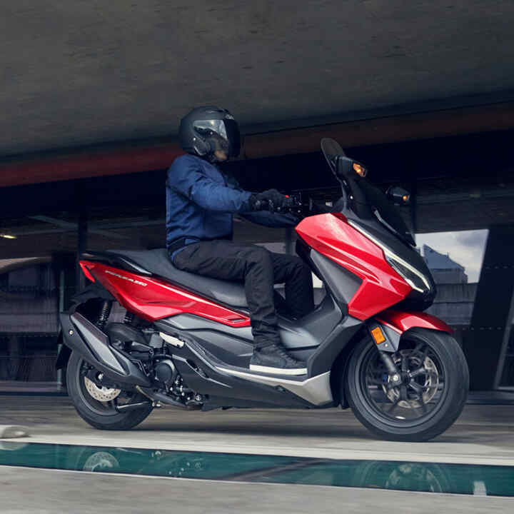 Prise de vue dynamique du Forza 350 RHS avec motard