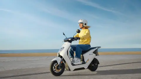 Honda EM 1e : en action près de la plage