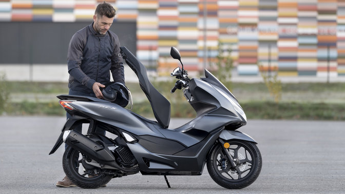 Vue de trois-quart avant droit du Honda PCX125, gris, à l’arrêt