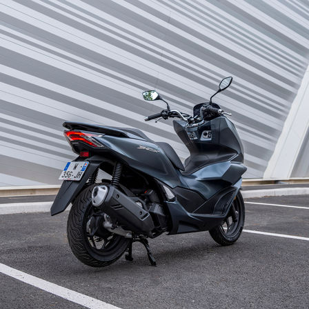 Vue de trois-quart arrière droit du Honda PCX125, gris, à l’arrêt