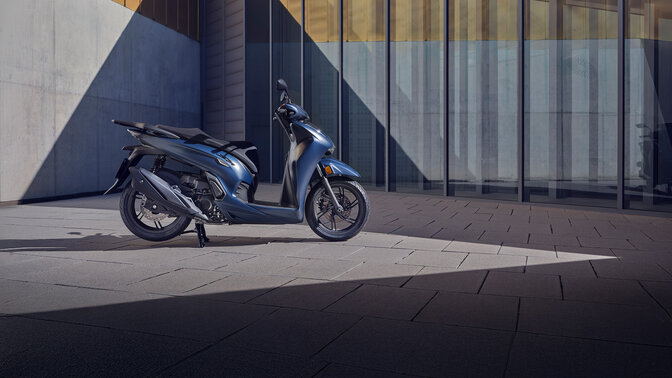 Vue latérale d'une Honda 350i dans une cour. 