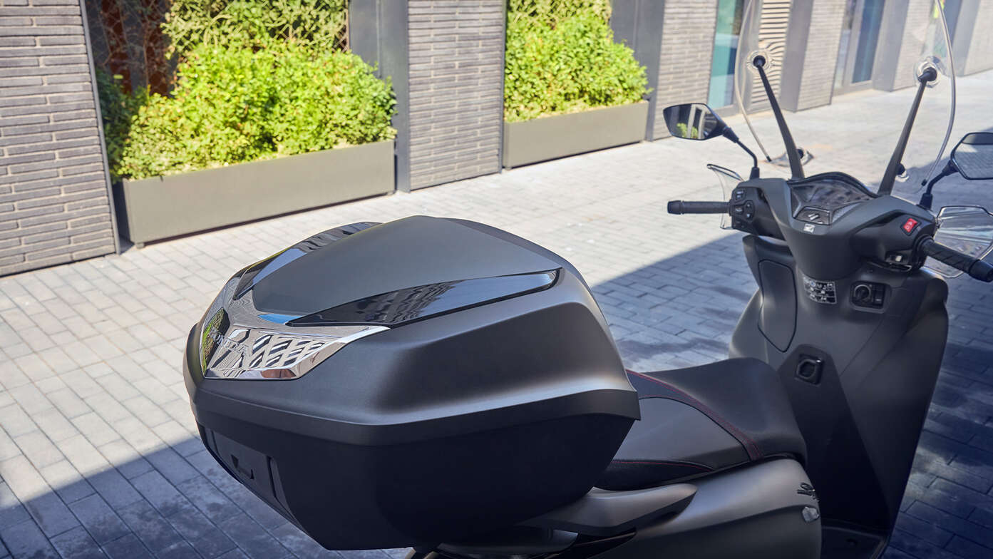 Gros plan du top case intelligent sur le Honda SH350i.