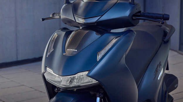 Gros plan des fonctionnalités LED du Honda SH350i.