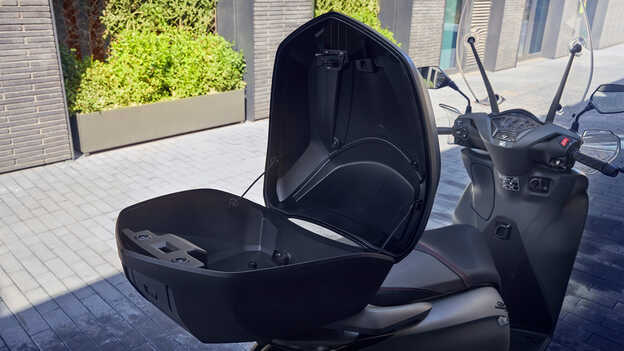 Gros plan du top case Smart Honda SH350i ouvert. 