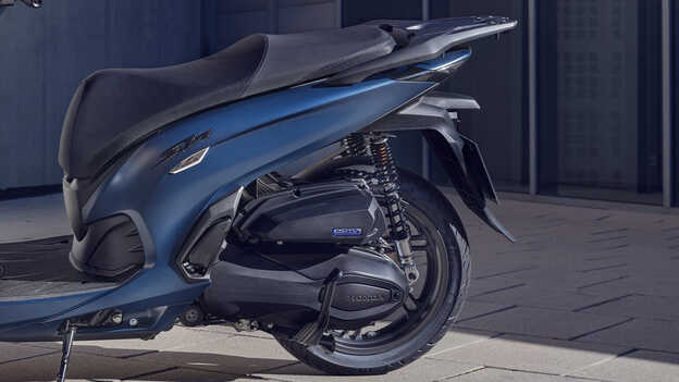 Gros plan du moteur Honda SH350i. 