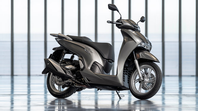 Côté droit du Honda SH350i, gris, à l’arrêt