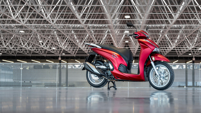 Côté droit du Honda SH350i, rouge, à l’arrêt