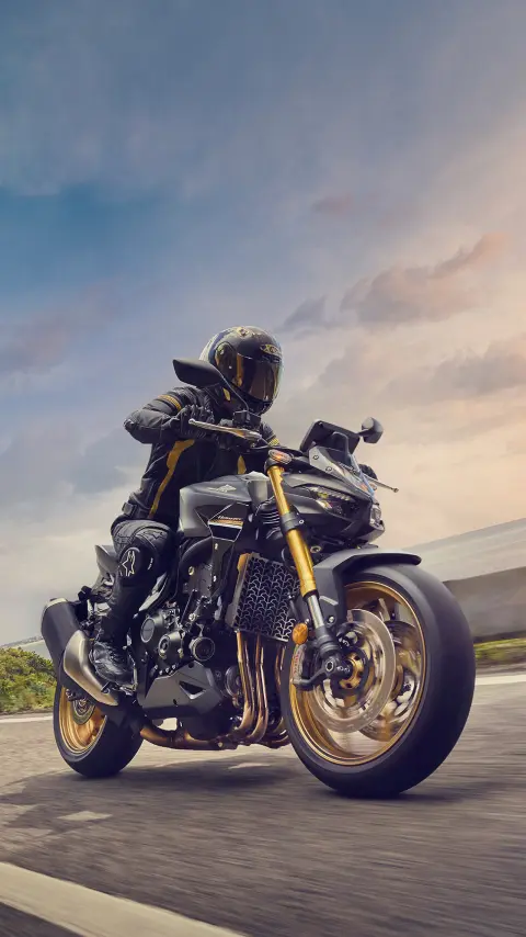 Un homme sur une moto dans un virage