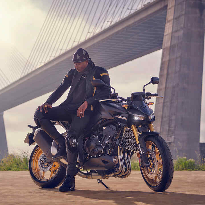 Une moto devant un pont