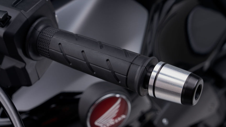 Vue de trois quarts face du roadster Honda CB1000R avec accessoires.