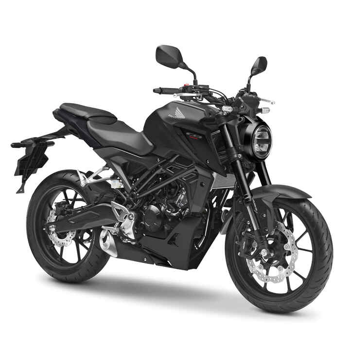 Vue de trois quarts avant droit de la Honda moto 125 CB125R, noire, prise en studio
